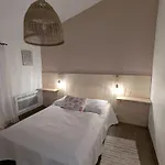 Petite Maison Chaleureuse Avec Piscine *