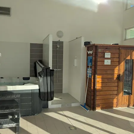 Petite Maison Chaleureuse Avec Piscine *